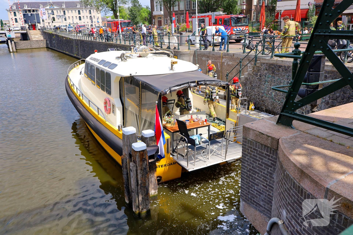 Brand in motorruimte passagiersboot zorgt voor rookontwikkeling