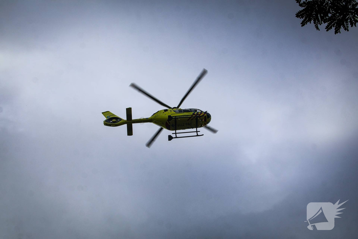 Traumahelikopter landt op voetbalveld in park