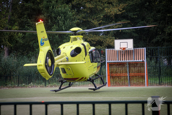 Traumahelikopter landt op voetbalveld in park