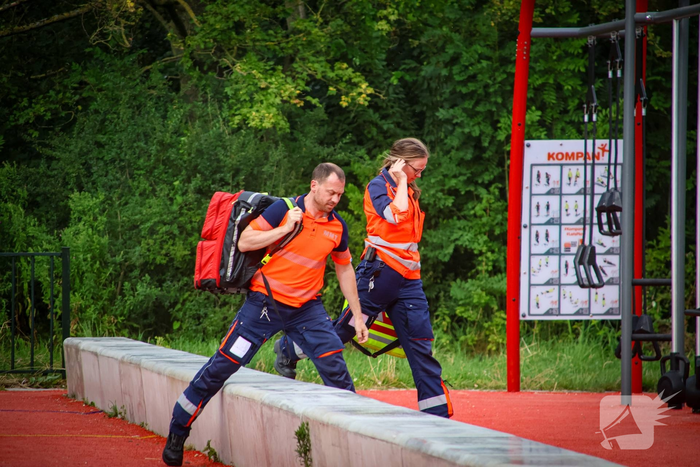 Traumahelikopter landt op voetbalveld in park