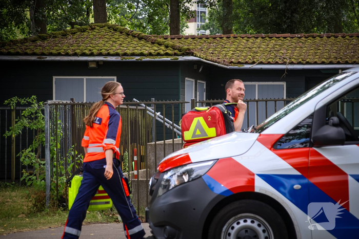 Traumahelikopter landt op voetbalveld in park