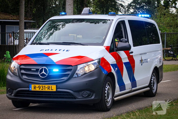 Traumahelikopter landt op voetbalveld in park