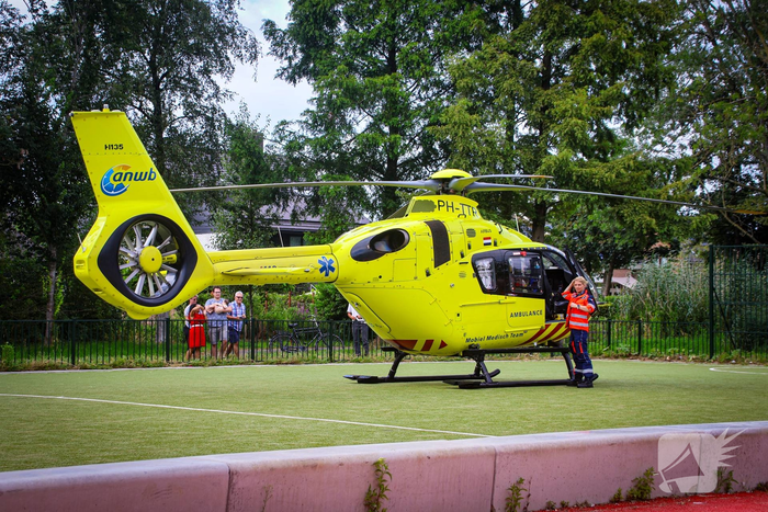 Traumahelikopter landt op voetbalveld in park