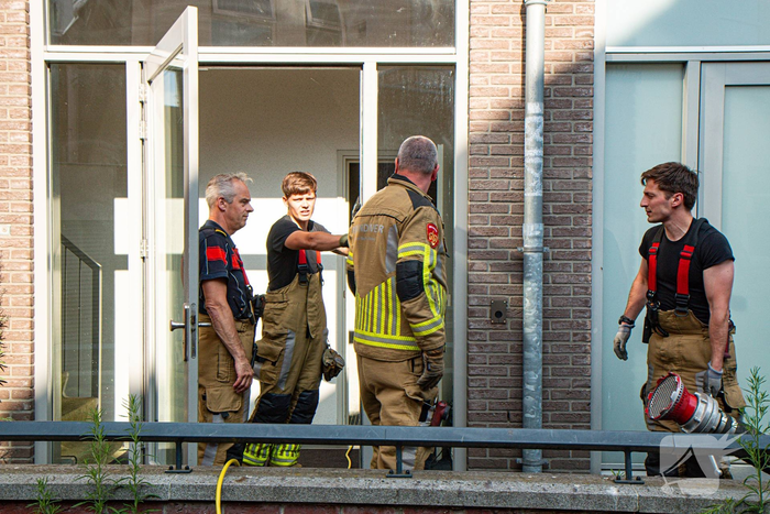 Brandweer pompt water uit volgelopen kelder
