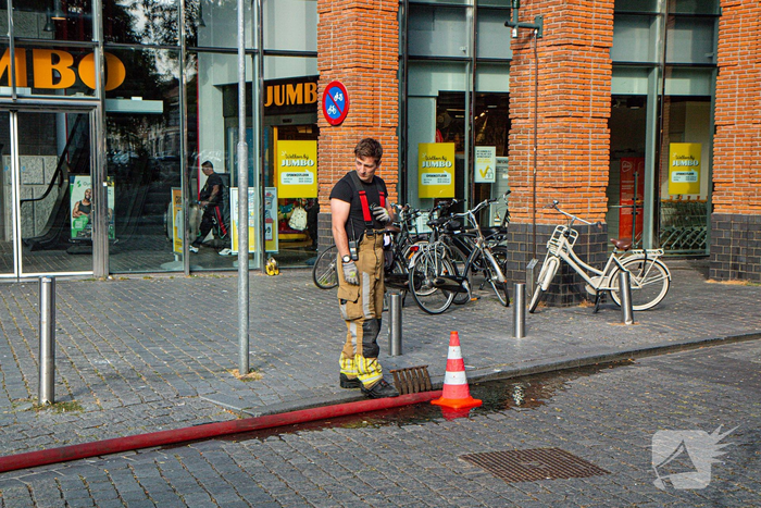 Brandweer pompt water uit volgelopen kelder