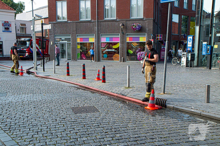 Brandweer pompt water uit volgelopen kelder