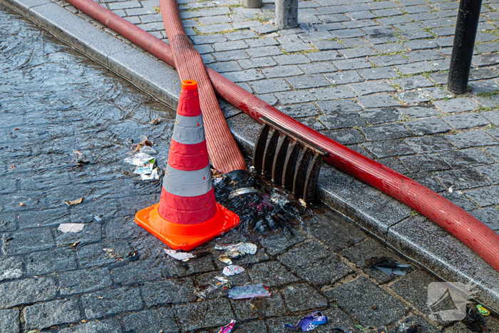 Brandweer pompt water uit volgelopen kelder