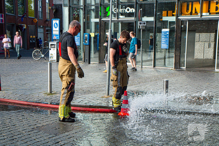 Brandweer pompt water uit volgelopen kelder