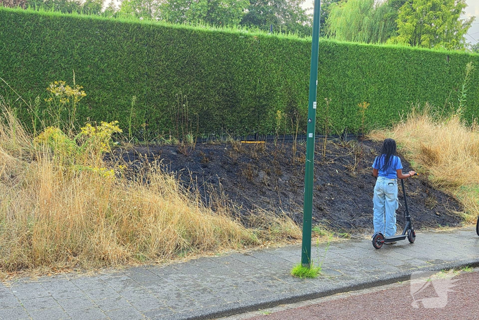 Stuk berm afgebrand naast fietspad