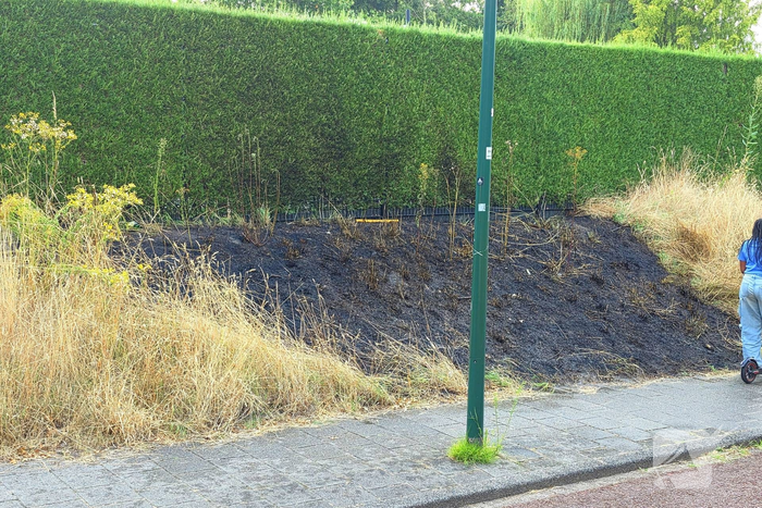 Stuk berm afgebrand naast fietspad