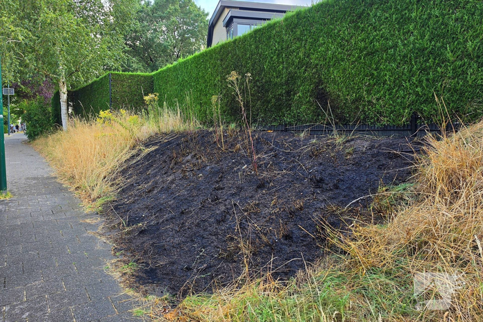 Stuk berm afgebrand naast fietspad
