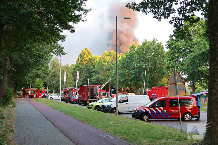 Brand in loods leidt tot grote rookontwikkeling