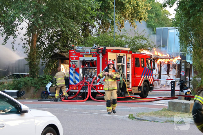 Brand in loods leidt tot grote rookontwikkeling