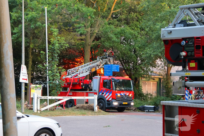 Brand in loods leidt tot grote rookontwikkeling