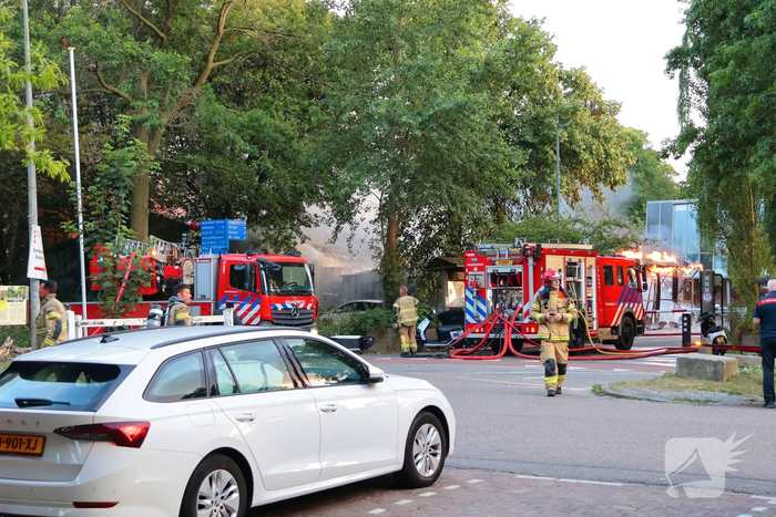 Brand in loods leidt tot grote rookontwikkeling