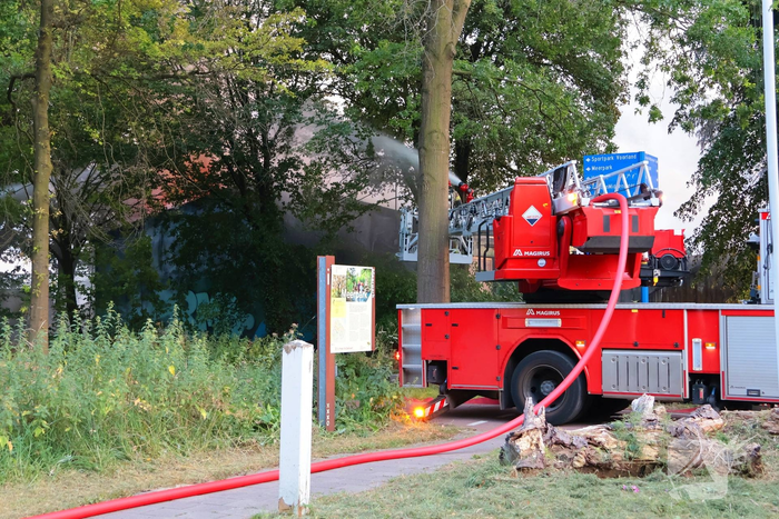 Brand in loods leidt tot grote rookontwikkeling