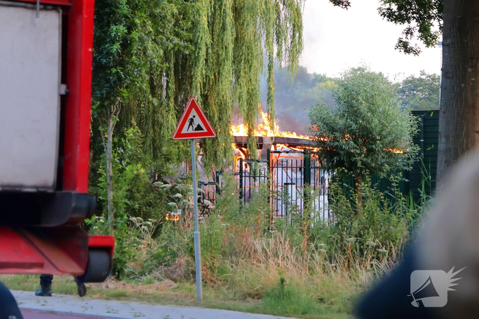 Brand in loods leidt tot grote rookontwikkeling