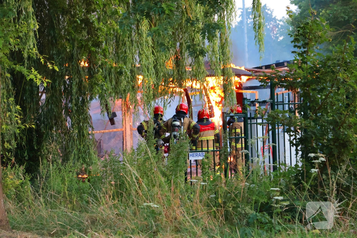 Brand in loods leidt tot grote rookontwikkeling
