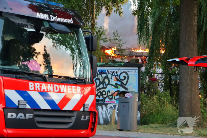 Brand in loods leidt tot grote rookontwikkeling
