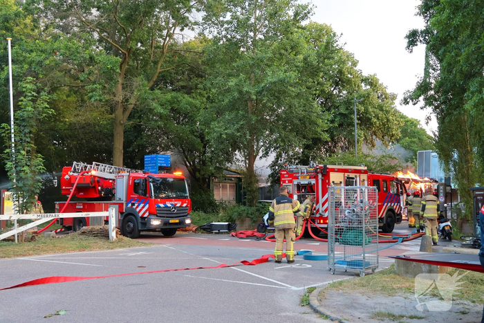 Brand in loods leidt tot grote rookontwikkeling
