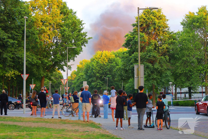 Brand in loods leidt tot grote rookontwikkeling