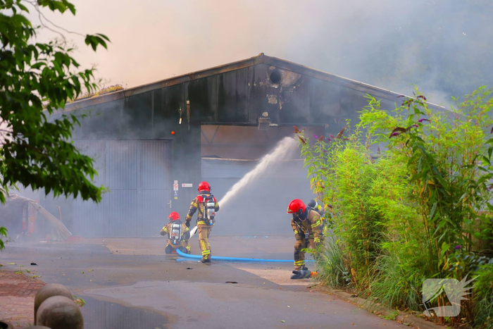 Brand in loods leidt tot grote rookontwikkeling