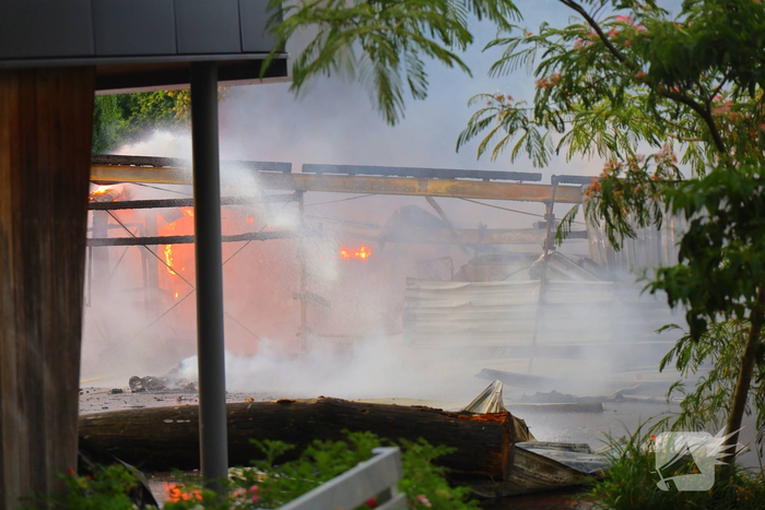 Brand in loods leidt tot grote rookontwikkeling