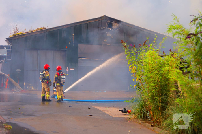 Brand in loods leidt tot grote rookontwikkeling