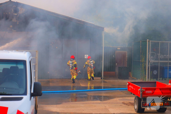 Brand in loods leidt tot grote rookontwikkeling