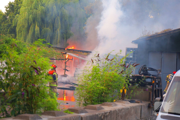 Brand in loods leidt tot grote rookontwikkeling