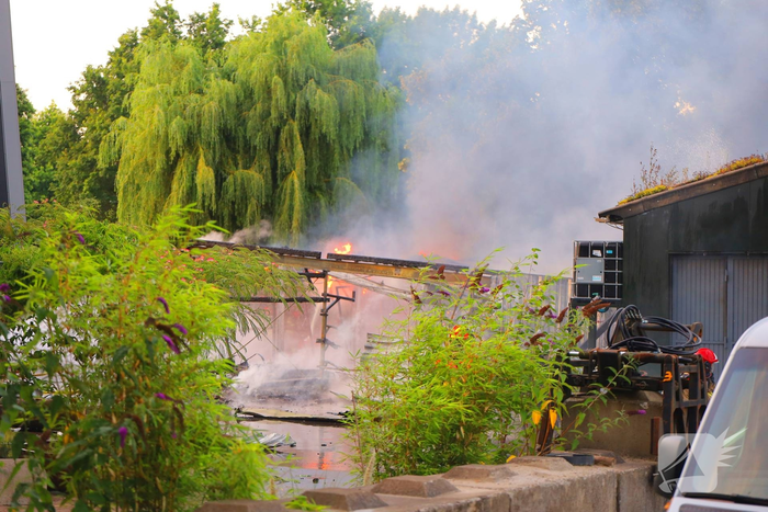 Brand in loods leidt tot grote rookontwikkeling