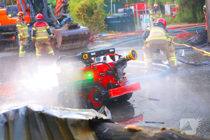 Brand in loods leidt tot grote rookontwikkeling