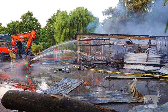 Brand in loods leidt tot grote rookontwikkeling