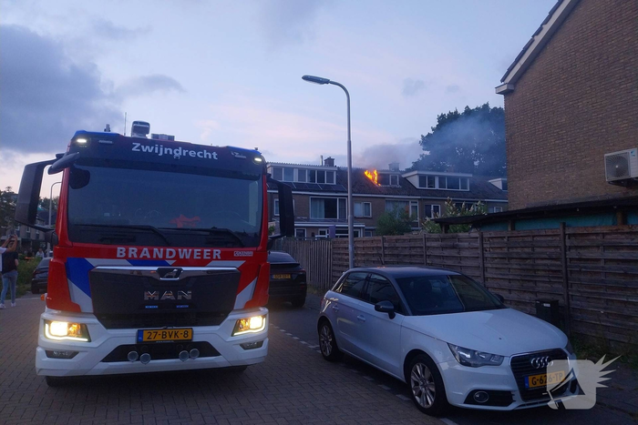 Dakkapel in vlammen, brandweer schaalt op