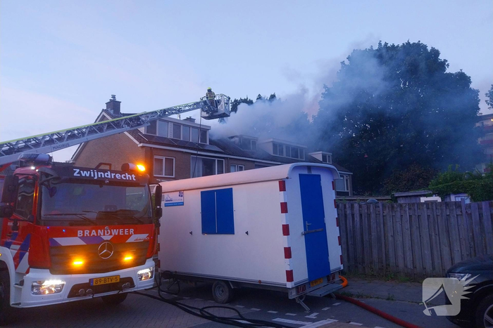 Dakkapel in vlammen, brandweer schaalt op