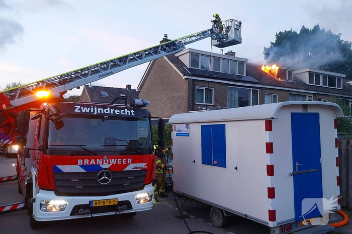 Dakkapel in vlammen, brandweer schaalt op