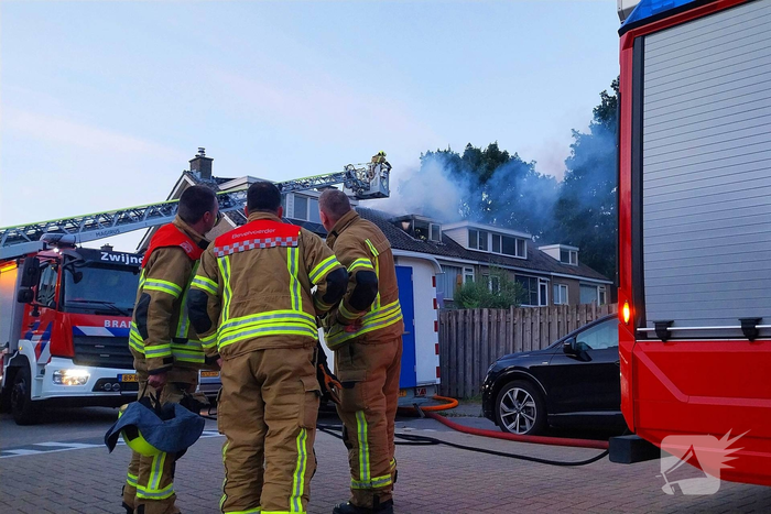 Dakkapel in vlammen, brandweer schaalt op