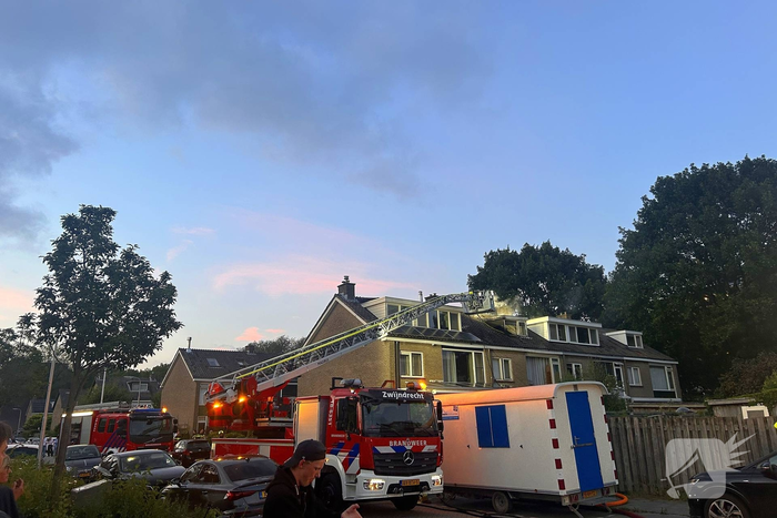 Dakkapel in vlammen, brandweer schaalt op