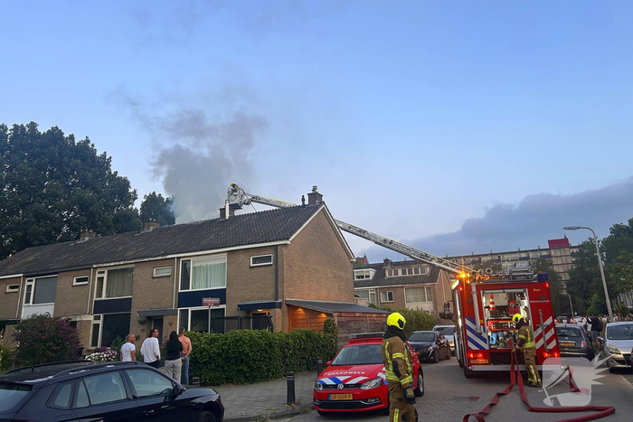 Dakkapel in vlammen, brandweer schaalt op