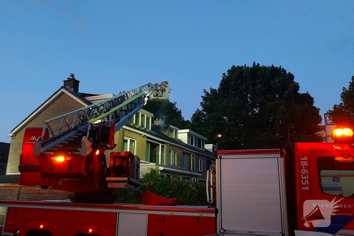 Dakkapel in vlammen, brandweer schaalt op