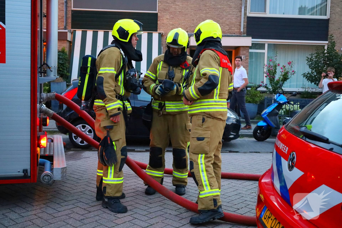 Dakkapel in vlammen, brandweer schaalt op