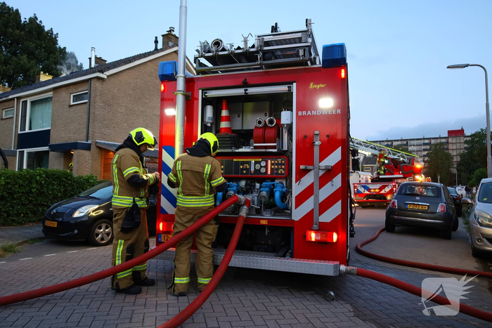 Dakkapel in vlammen, brandweer schaalt op