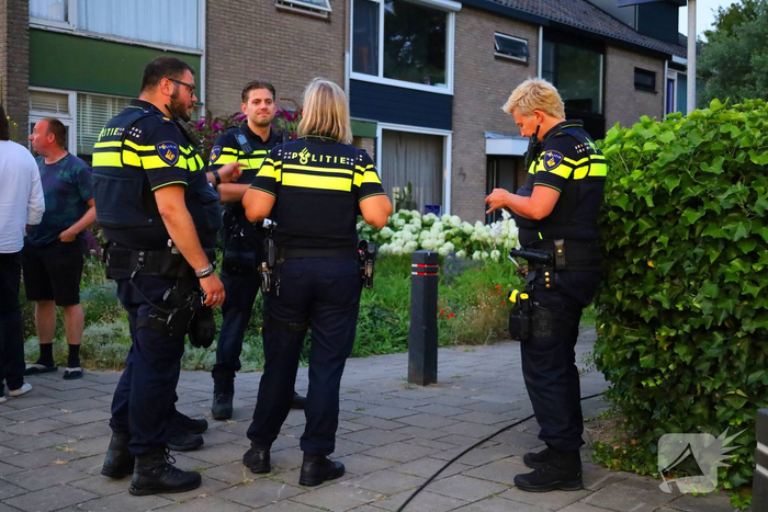 Dakkapel in vlammen, brandweer schaalt op