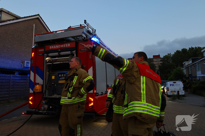 Dakkapel in vlammen, brandweer schaalt op