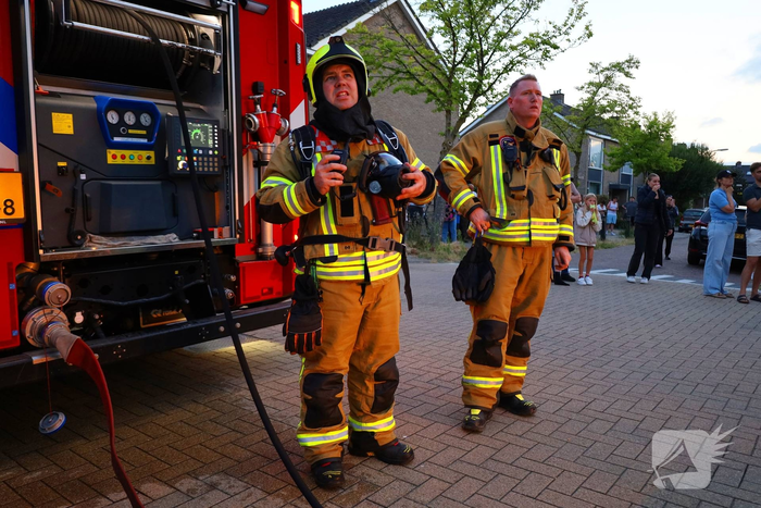 Dakkapel in vlammen, brandweer schaalt op