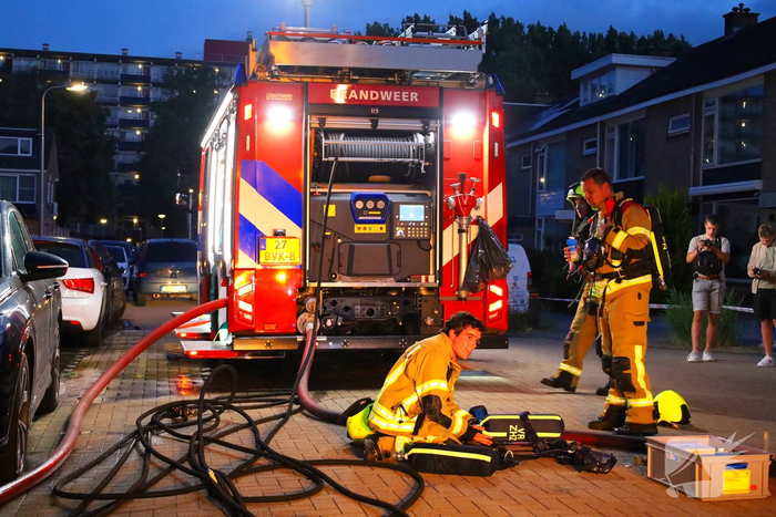 Dakkapel in vlammen, brandweer schaalt op