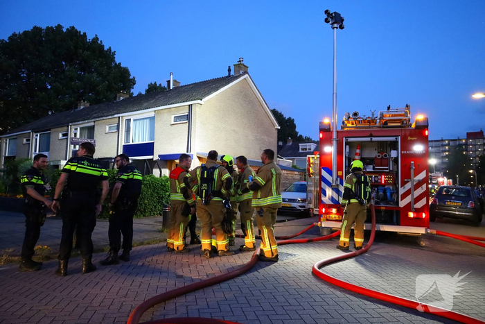 Dakkapel in vlammen, brandweer schaalt op