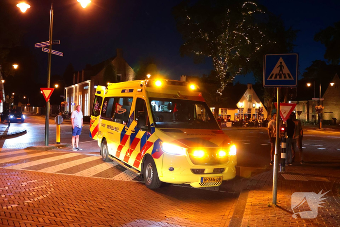 Persoon gewond na val op kruising