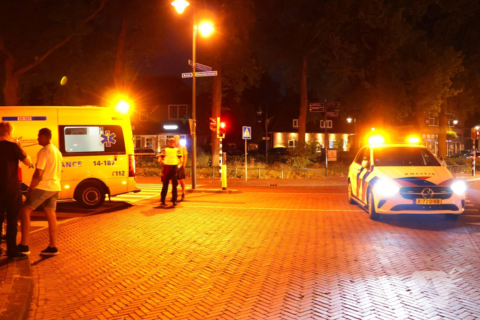 Persoon gewond na val op kruising