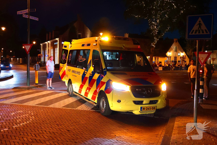 Persoon gewond na val op kruising